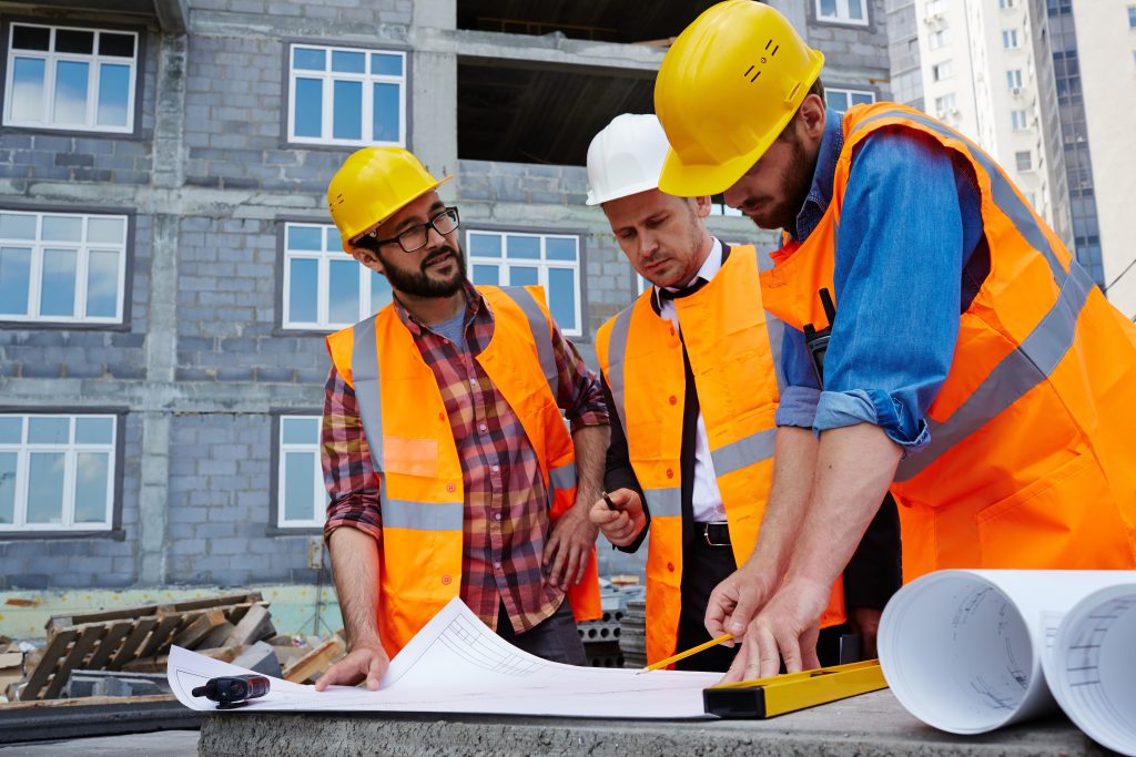 des ouvriers échangent sur le chantier à réaliser.