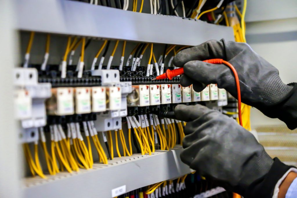 Électricien effectuant un maintenance sur un compteur électrique