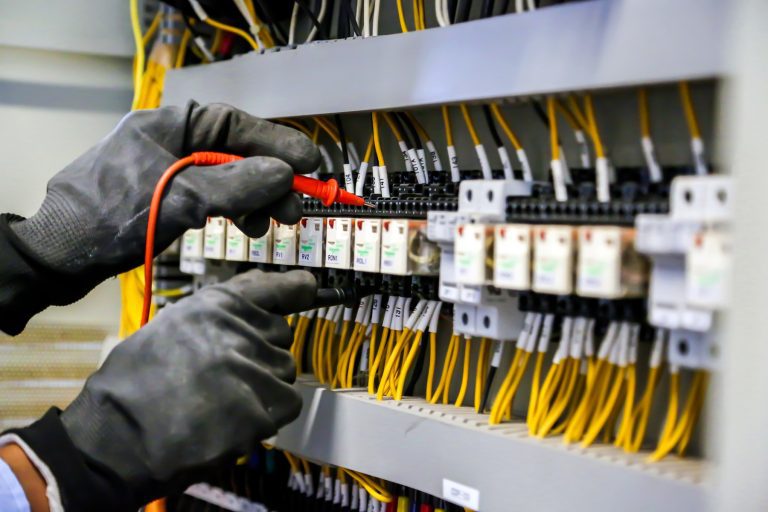 Maîtriser la mise en œuvre des installations basse tension avec la norme NFC 15-100