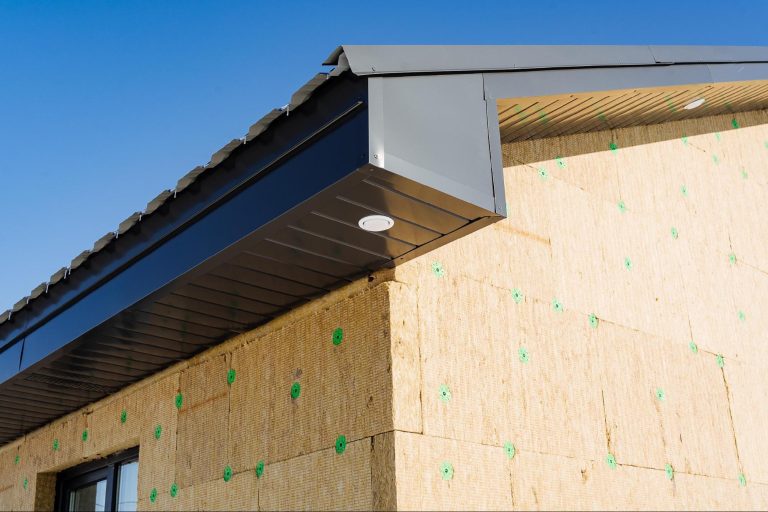 Photo d'une toiture de maison en cours d'isolation thermique en contre-plongée