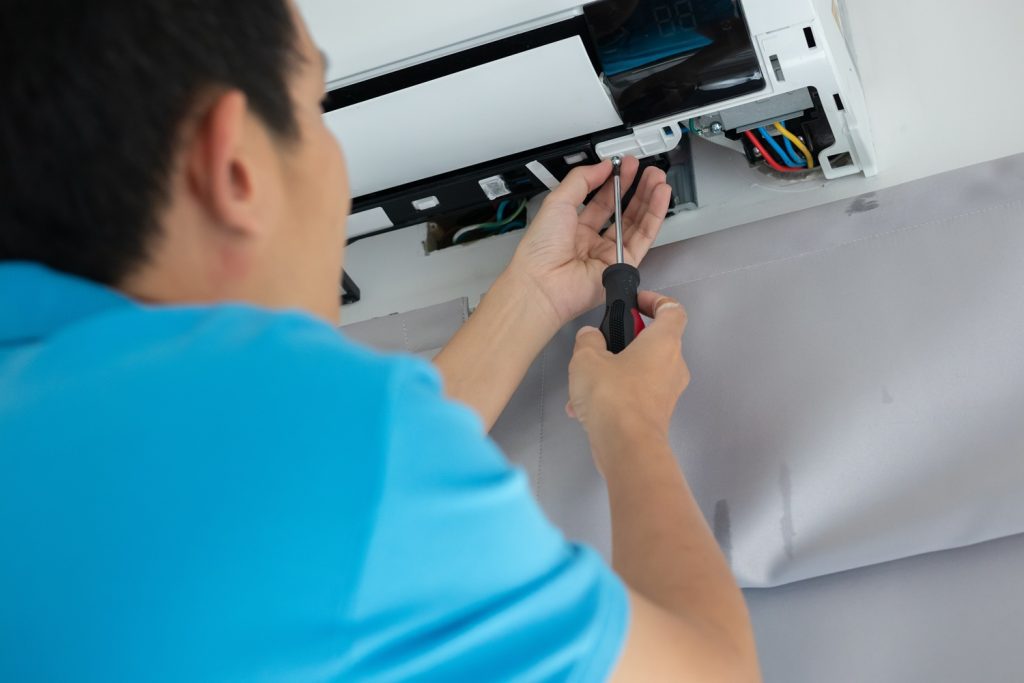 Installer une climatisation ou un ventilateur mural : le guide pro