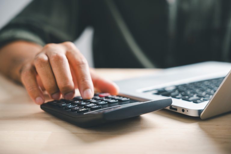 personne effectuant un calcul pour savoir comment financer sa formation en bâtiment avec le CPF en 2025