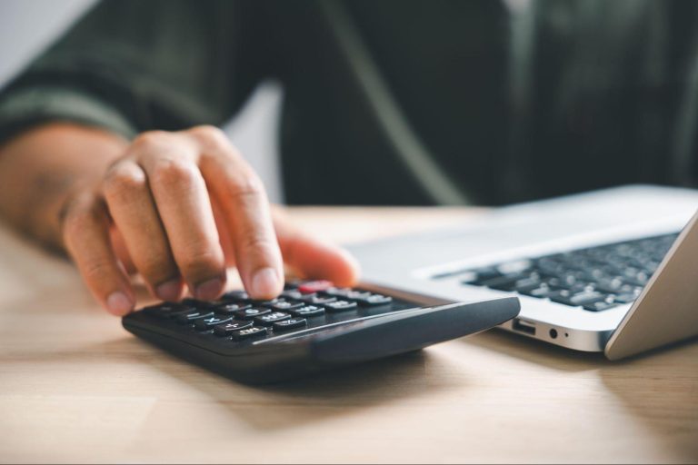 Personne en train de calculer le montant des aides pour financer sa formation en bâtiment avec le CPF en 2025 ?