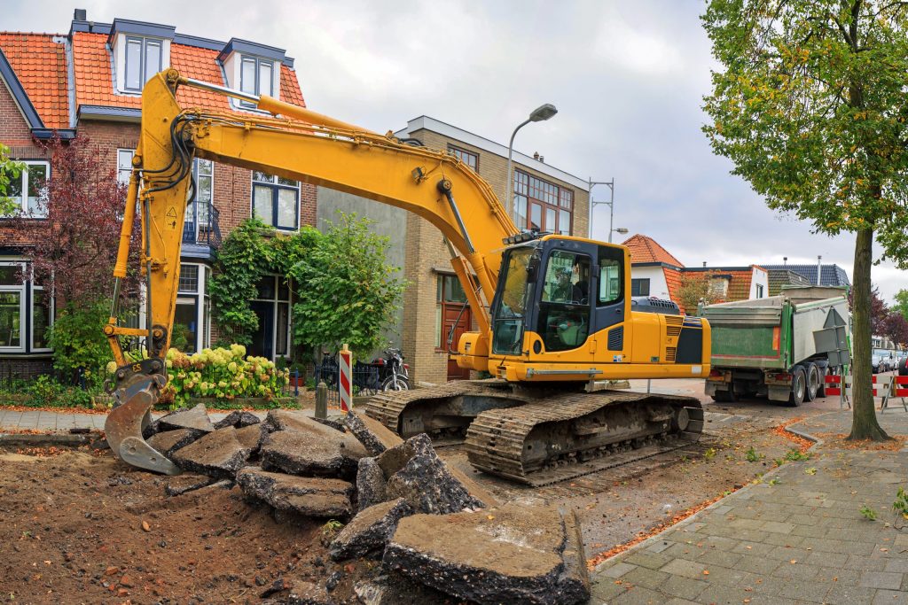 Engins de chantier qui refait une route dans une ville