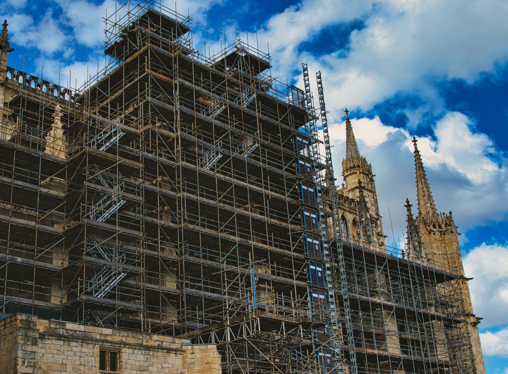 rénovation d'un batiment ancien par des professionnels du bâtiment spécialisés