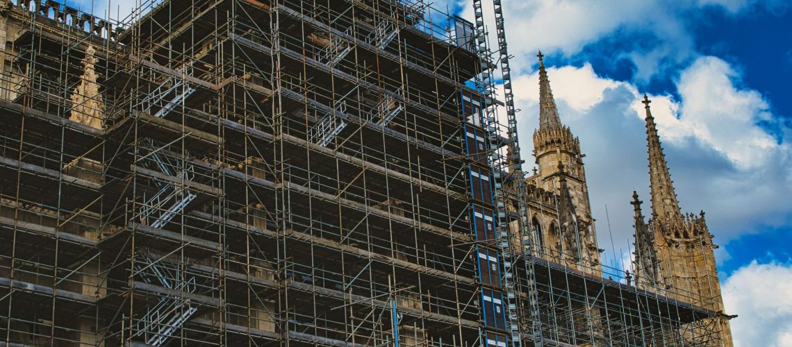 rénovation d'un batiment ancien par des professionnels du bâtiment spécialisés