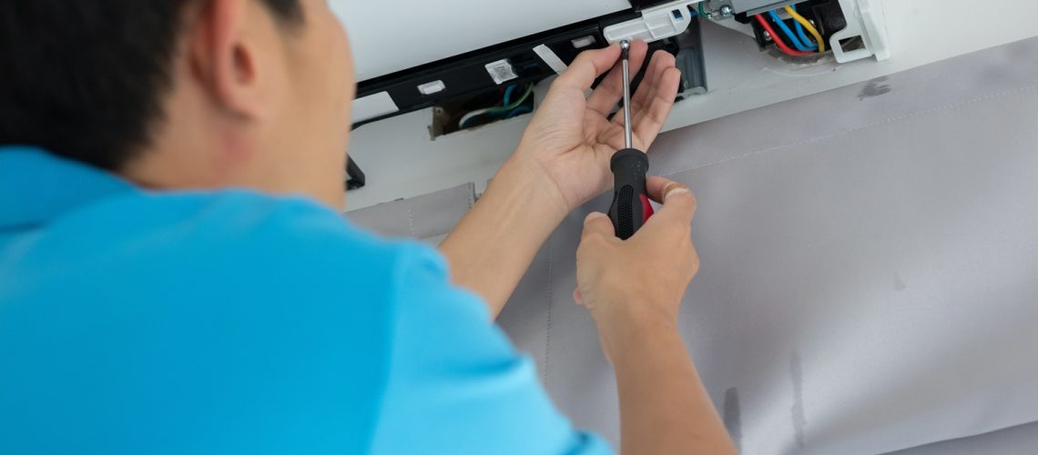 Installer une climatisation ou un ventilateur mural : le guide pro