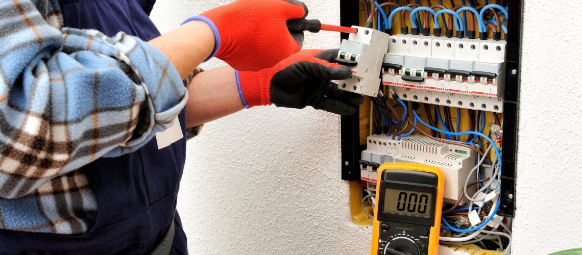 Habilitations électriques, quelle formation choisir pour être en règle et travailler en sécurité sur les chantiers. Habilitations électriques