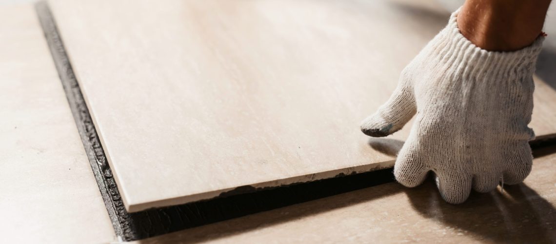 Carreleur en formation pour obtenir son diplôme