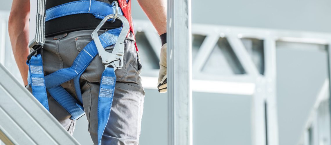 Chutes de hauteur et port de charges lourdes : une aide financière disponible pour les TNS