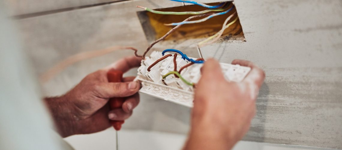 Électriciens : formations réglementaires et recommandées