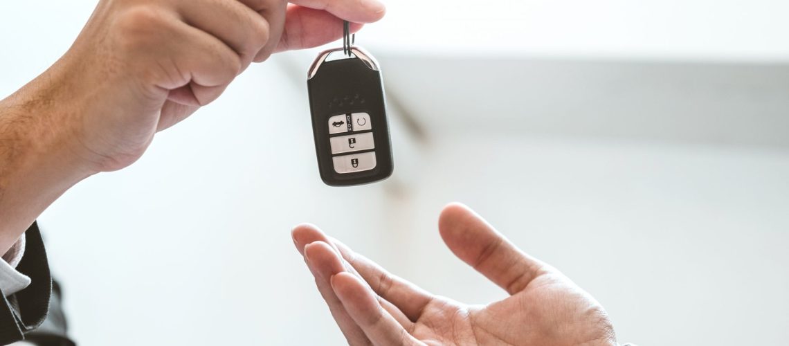 Sale agent giving Car key to customer and sign agreement contrac Permis de conduire : comment récupérer quelques points pour le conserver ?
