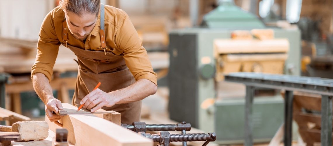 Menuisier-agenceur : formations réglementaires et recommandées