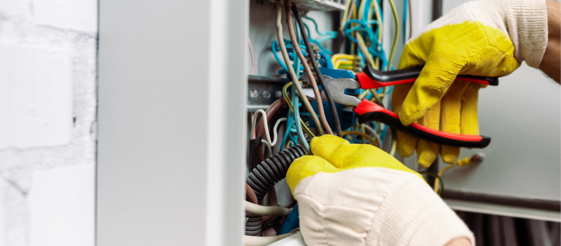 Comment bien choisir son habilitation électrique