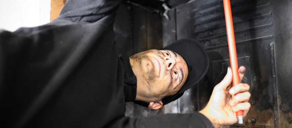 Young chimney sweep at work Ramonage des ouvrages de fumisterie