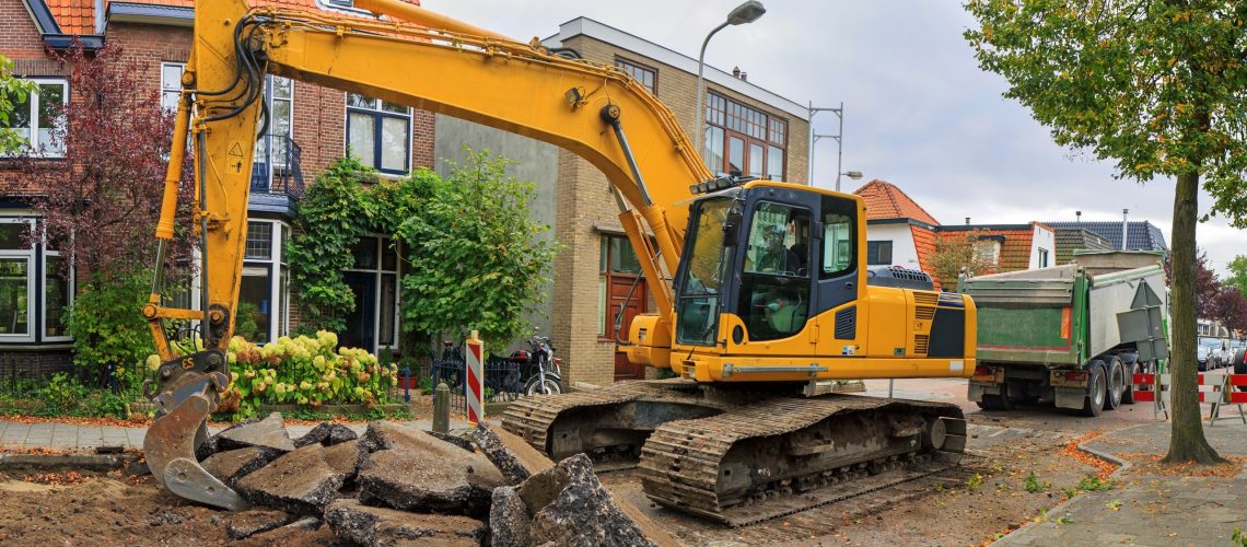 Engins de chantier qui refait une route dans une ville