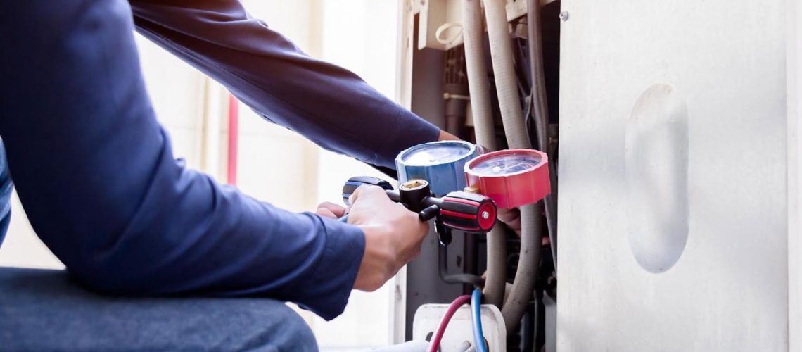 Chauffagiste effectuant une opération de maintenance sur une pompe à chaleur