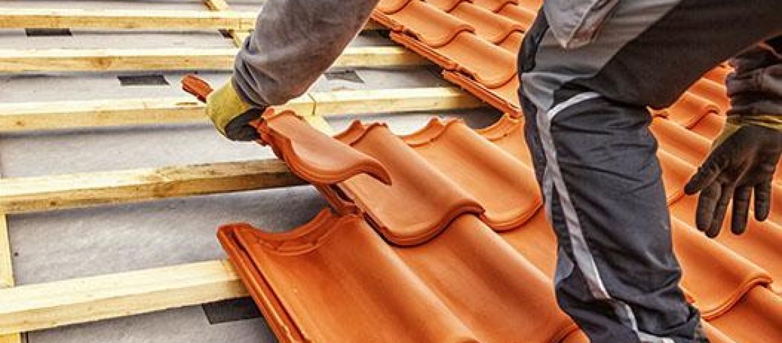 professionnel du bâtiment en formation couvreur