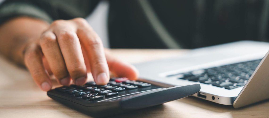 Personne en train de calculer le montant des aides pour financer sa formation en bâtiment avec le CPF en 2025 ?