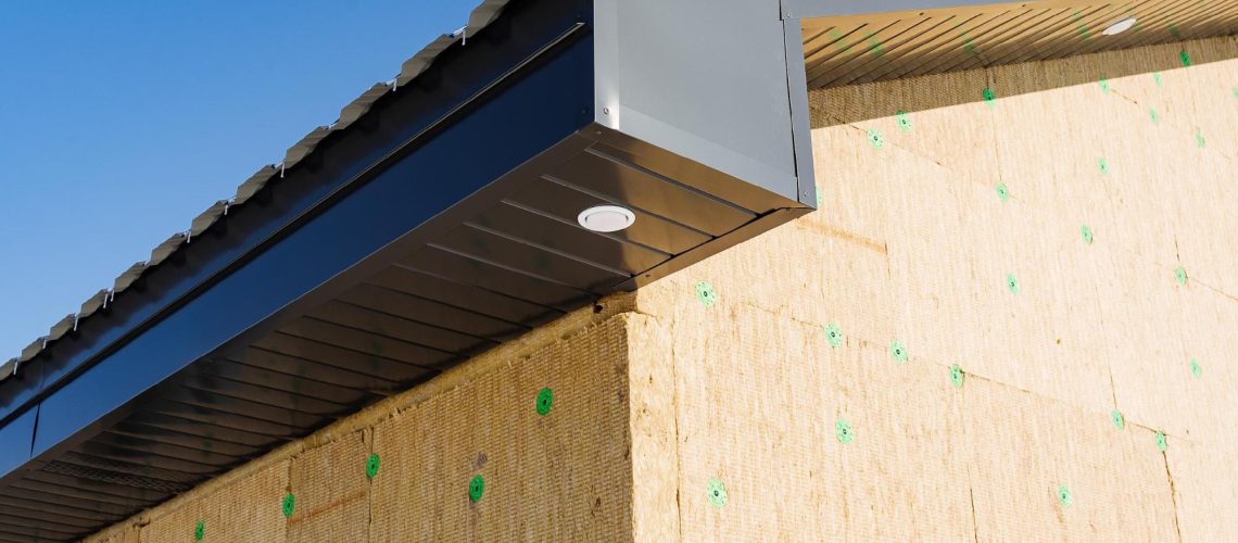 Photo d'une toiture de maison en cours d'isolation thermique en contre-plongée